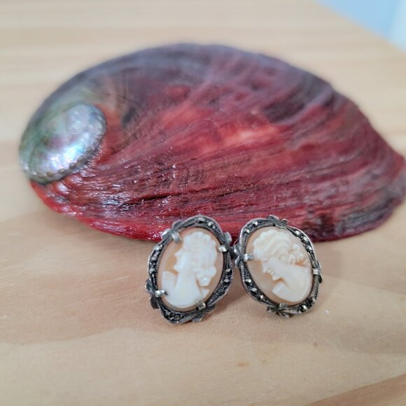 Vintage Cameo Silver Stud Earrings Oval Hand Carved Shell Filigree Details - Picture 1 of 11